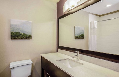 Fayetteville Hotel | Comfortable Stay at La Quinta Inn & Suites Fayetteville