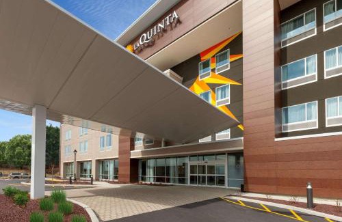 Scotchtown Hotel | Pet-Friendly Retreat at La Quinta Inn & Suites Middletown