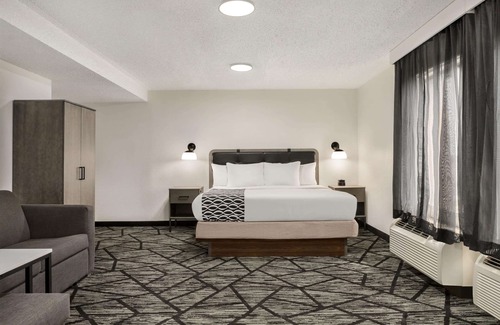 North Olmsted Hotel | Convenient Stays at La Quinta Inn & Suites Cleveland Airport
