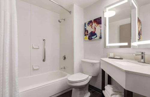 North Olmsted Hotel | Convenient Stays at La Quinta Inn & Suites Cleveland Airport