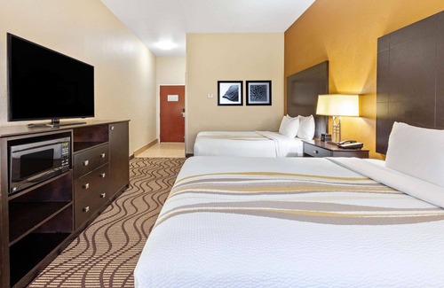 South Bend Hotel | Convenient La Quinta Inn & Suites with Pet-Friendly Perks