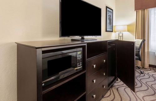South Bend Hotel | Convenient La Quinta Inn & Suites with Pet-Friendly Perks