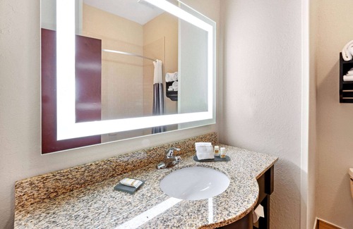 South Bend Hotel | Convenient La Quinta Inn & Suites with Pet-Friendly Perks