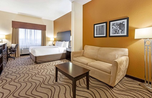 South Bend Hotel | Convenient La Quinta Inn & Suites with Pet-Friendly Perks