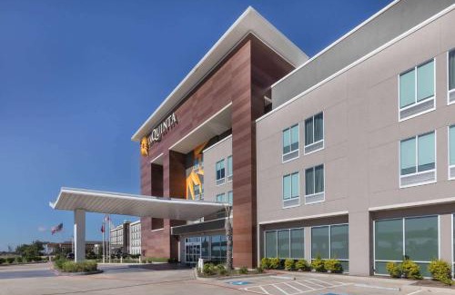 La Marque Hotel | Relax at La Quinta Inn & Suites with Oceanfront Views