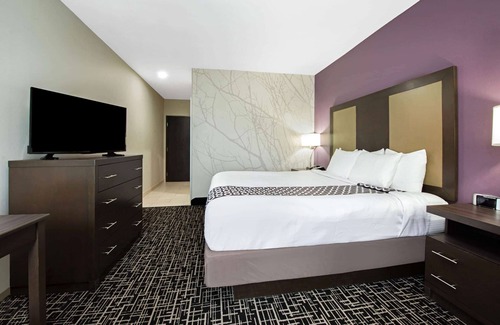 Westlake Hotel | Pet-Friendly Getaway at La Quinta Inn & Suites Lake Charles