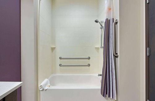 Westlake Hotel | Pet-Friendly Getaway at La Quinta Inn & Suites Lake Charles
