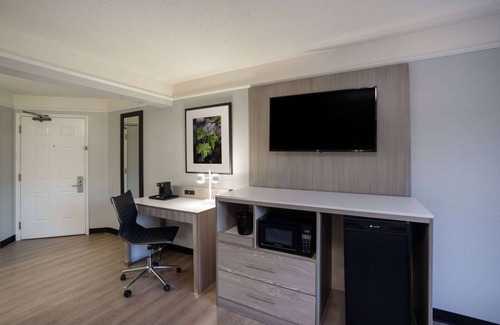 Hoover Hotel | Inviting La Quinta Inn & Suites: Pet-Friendly Stay in Hoover