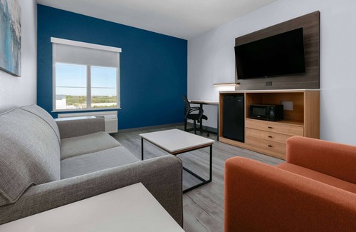 Burleson Hotel | Experience La Quinta Inn & Suites: Pet-Friendly Comfort