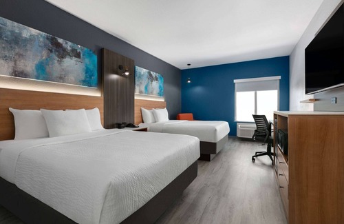 Burleson Hotel | Experience La Quinta Inn & Suites: Pet-Friendly Comfort