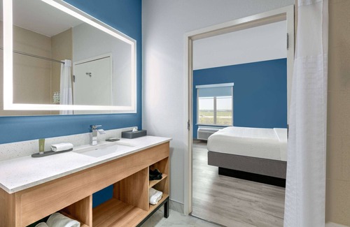 Burleson Hotel | Experience La Quinta Inn & Suites: Pet-Friendly Comfort