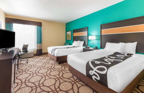 Carlsbad Hotel | Comfortable Stay at La Quinta Inn & Suites in Carlsbad