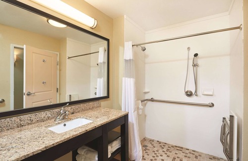 Carlsbad Hotel | Comfortable Stay at La Quinta Inn & Suites in Carlsbad