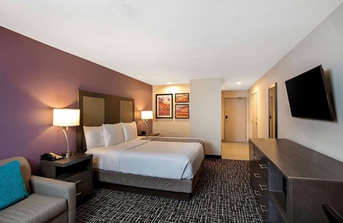 Sunrise Manor Hotel | Discover La Quinta Inn & Suites: Pool, Spa & Family Fun