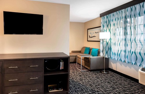 Sunrise Manor Hotel | Discover La Quinta Inn & Suites: Pool, Spa & Family Fun