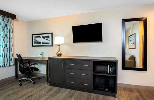 Sunrise Manor Hotel | Discover La Quinta Inn & Suites: Pool, Spa & Family Fun
