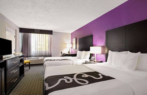 Miami Lakes Hotel | Pet-Friendly Retreat at La Quinta Inn & Suites Miami Lakes