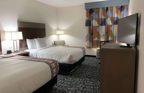 Red Oak Hotel | Pet-Friendly Retreat at La Quinta Inn & Suites in Red Oak