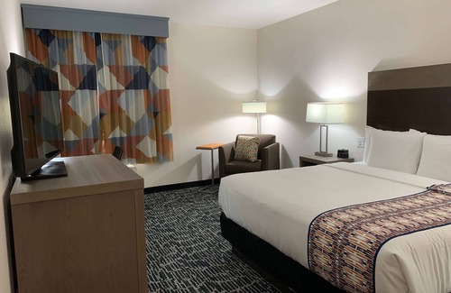 Red Oak Hotel | Pet-Friendly Retreat at La Quinta Inn & Suites in Red Oak