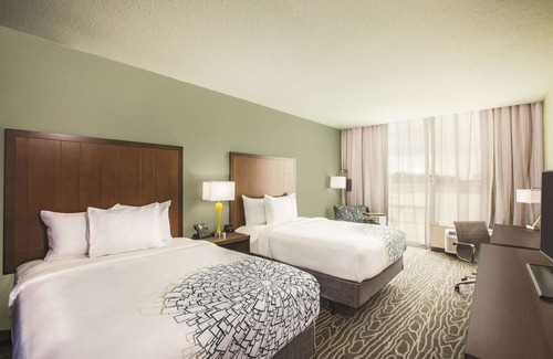 Greenwich Hotel | Pet-Friendly Retreat: La Quinta Inn & Suites Wichita Northeast