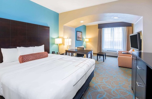 Clinton Hotel | Pet-Friendly Escape at La Quinta Inn & Suites Clinton