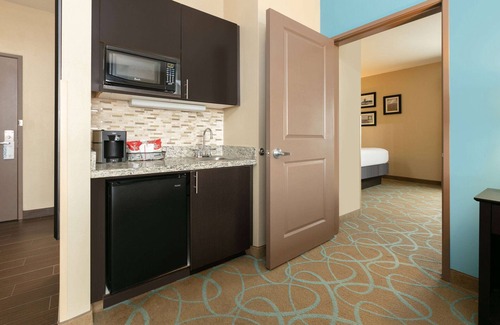 Clinton Hotel | Pet-Friendly Escape at La Quinta Inn & Suites Clinton