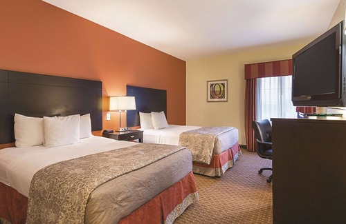 North Shore Hotel | Pet-Friendly Haven: La Quinta Inn & Suites Houston East