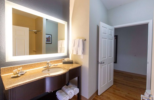 North Shore Hotel | Pet-Friendly Haven: La Quinta Inn & Suites Houston East