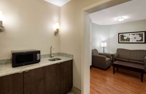 LaGrange Hotel | Pet-Friendly Comfort at La Quinta Inn & Suites LaGrange
