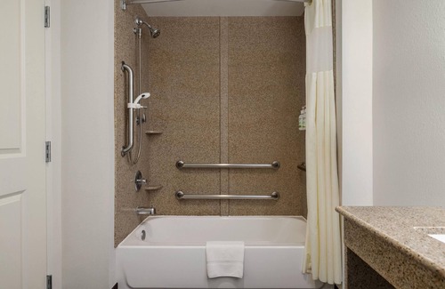Ellendale Hotel | Pet-Friendly Retreat at La Quinta Inn & Suites Memphis