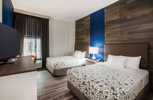 Owasso Hotel | Pet-Friendly La Quinta Inn & Suites with Pool Access