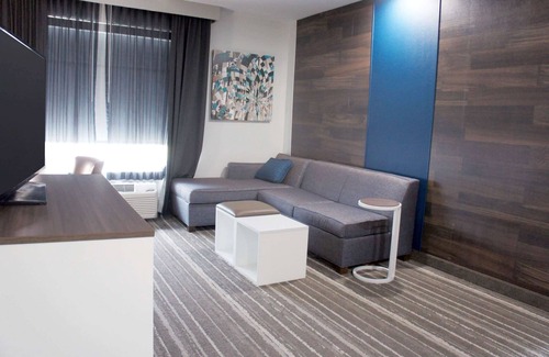 Owasso Hotel | Pet-Friendly La Quinta Inn & Suites with Pool Access