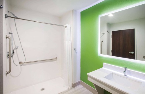 Owasso Hotel | Pet-Friendly La Quinta Inn & Suites with Pool Access