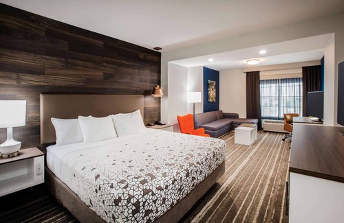 Owasso Hotel | Pet-Friendly La Quinta Inn & Suites with Pool Access
