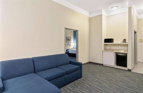 Maryvale Hotel | Comfortable Stay at La Quinta Inn & Suites, Pet Friendly