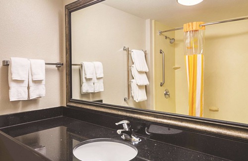 Fresno Hotel | Discover La Quinta Inn & Suites: Pet-Friendly Retreat