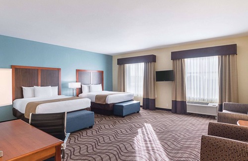 Mathis Hotel | Pet-Friendly La Quinta Inn & Suites with Pool & Breakfast