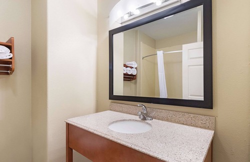 Mathis Hotel | Pet-Friendly La Quinta Inn & Suites with Pool & Breakfast