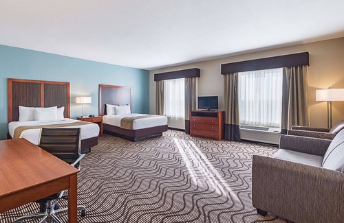 Mathis Hotel | Pet-Friendly La Quinta Inn & Suites with Pool & Breakfast