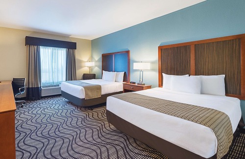 Mathis Hotel | Pet-Friendly La Quinta Inn & Suites with Pool & Breakfast