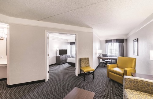Austin Hotel | Convenient La Quinta Inn & Suites Near Austin Airport