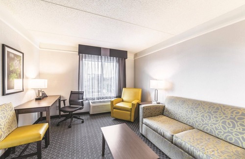 Austin Hotel | Convenient La Quinta Inn & Suites Near Austin Airport