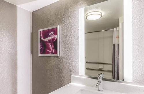 Austin Hotel | Convenient La Quinta Inn & Suites Near Austin Airport