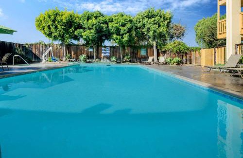 East Irvine Hotel | Relax at La Quinta Inn & Suites Irvine Spectrum with Pool