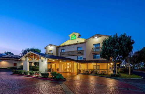 East Irvine Hotel | Relax at La Quinta Inn & Suites Irvine Spectrum with Pool