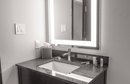 Northwest Dallas Hotel | Comfortable Stay at La Quinta Inn & Suites Dallas I-35