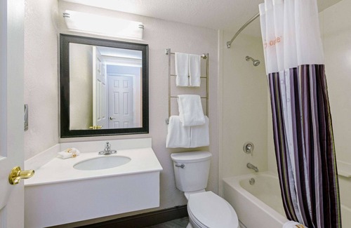 Kenner - Louis Armstrong International Airport Hotel | Convenient Stay at La Quinta Inn & Suites New Orleans Airport
