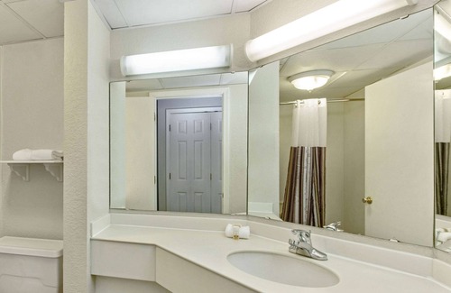 Kenner - Louis Armstrong International Airport Hotel | Convenient Stay at La Quinta Inn & Suites New Orleans Airport