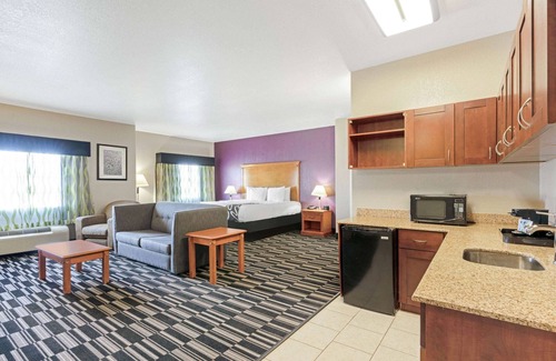 Ada Hotel | Discover La Quinta Inn & Suites: Family-Friendly Retreat