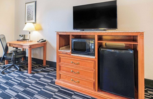 Ada Hotel | Discover La Quinta Inn & Suites: Family-Friendly Retreat